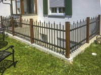 Alustabzaun mit Zierspitzen und Kugelkappen im Wechsel